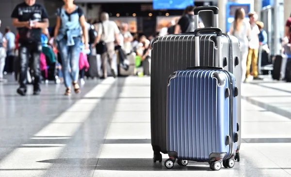 2 개의 플라스틱 여행 가방 공항 홀에서 — 스톡 사진