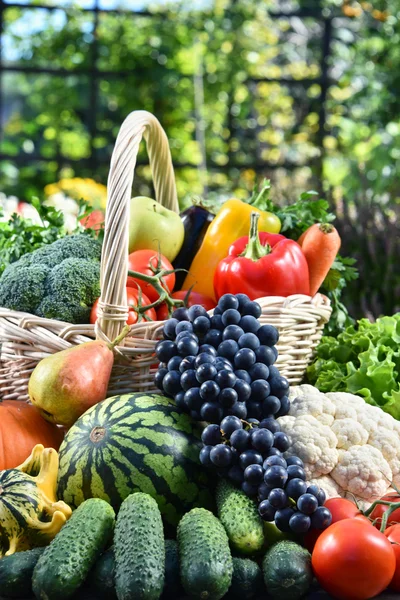 Variedad de verduras y frutas orgánicas frescas en el jardín — Foto de Stock