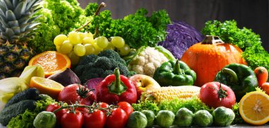 Çeşitli taze organik sebze ve meyvelerle kompozisyon