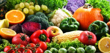 Çeşitli taze sebze ve meyvelerle kompozisyon