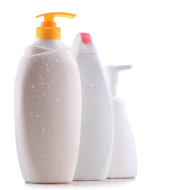 Beyaz arka planda izole edilmiş plastik şampuan ve duş jelleri.