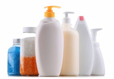 Beyaz arka planda izole edilmiş plastik şampuan ve duş jelleri.