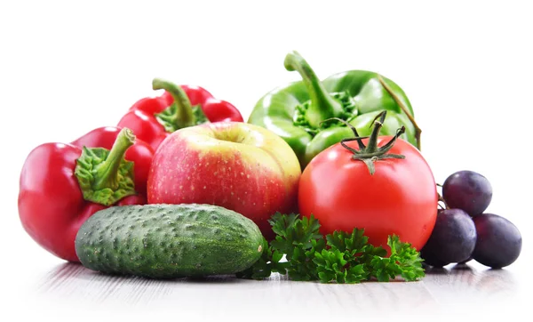 Összetétel Fehér Alapon Izolált Friss Zöldségekkel Gyümölcsökkel — Stock Fotó