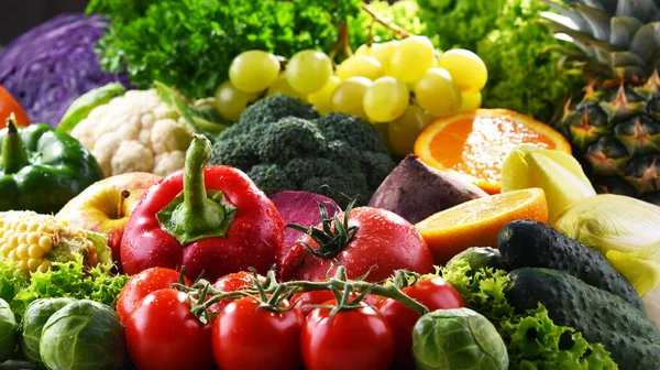 新鮮な有機野菜や果物の様々な組成物 — ストック写真