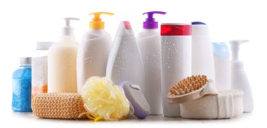 Beyaz arka planda izole edilmiş plastik şampuan ve duş jelleri.