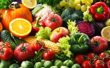 Çeşitli taze organik sebze ve meyvelerle kompozisyon