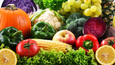 Çeşitli taze sebze ve meyvelerle kompozisyon