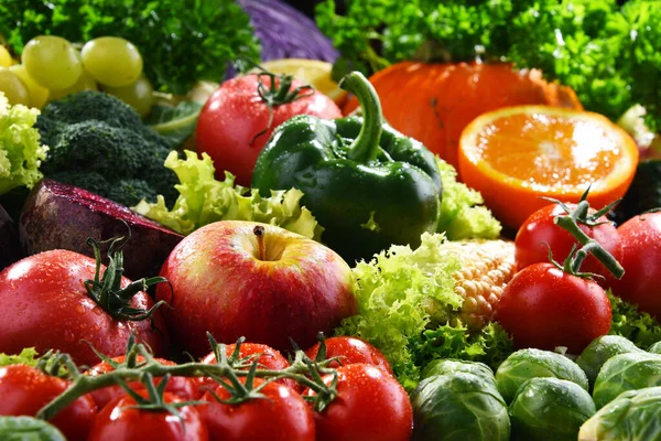 新鮮な有機野菜や果物の様々な組成物 — ストック写真