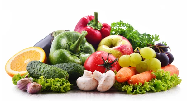 Composición Con Verduras Frescas Frutas Aisladas Sobre Fondo Blanco — Foto de Stock