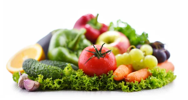 白色背景下分离的新鲜蔬菜和水果的成分 — 图库照片