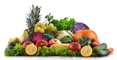 Beyaz üzerine izole edilmiş taze sebze ve meyvelerin çeşitli kompozisyonu