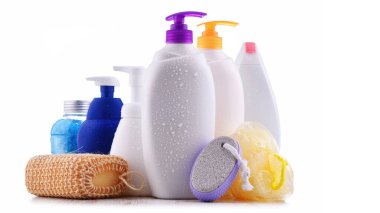 Beyaz arka planda izole edilmiş plastik şampuan ve duş jelleri.