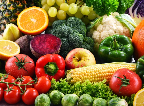 Sammansättning Med Olika Färska Grönsaker Och Frukter — Stockfoto