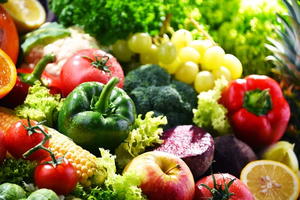Σύνθεση Ποικιλία Φρέσκων Βιολογικών Λαχανικών Και Φρούτων — Φωτογραφία Αρχείου