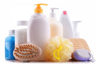 Beyaz arka planda izole edilmiş plastik şampuan ve duş jelleri.