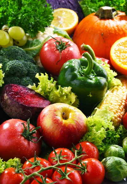 Çeşitli taze organik sebze ve meyvelerle kompozisyon