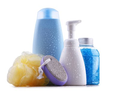 Beyaz arka planda izole edilmiş plastik şampuan ve duş jelleri.