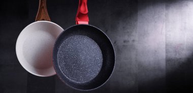 İki tane paslanmaz tava. Mutfak aletleri