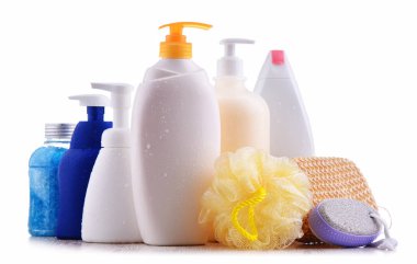 Beyaz arka planda izole edilmiş plastik şampuan ve duş jelleri.