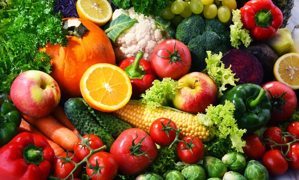 含有各种新鲜有机蔬菜和水果的成分 — 图库照片