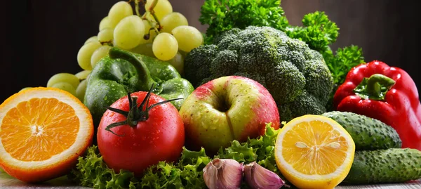 Sammansättning Med Färska Ekologiska Grönsaker Och Frukter — Stockfoto