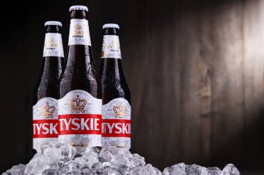 POZNAN, POL - OCT 2, 2020: Polonya 'da en çok satan bira şişeleri, Asahi Bira Fabrikalarının bir yan kuruluşu olan Kompania Piwowarska tarafından üretiliyor