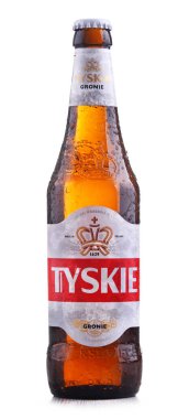 POZNAN, POL - OCT 8, 2020: Polonya 'da en çok satan bira şişesi, Asahi Bira Fabrikaları' nın yan kuruluşu Kompania Piwowarska tarafından üretiliyor.