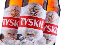 POZNAN, POL - OCT 8, 2020: Polonya 'da en çok satan bira şişeleri, Asahi Bira Fabrikalarının bir yan kuruluşu olan Kompania Piwowarska tarafından üretiliyor