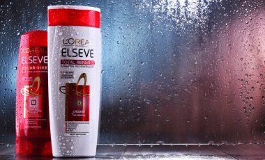 POZNAN, POL - 23, 2020: Merkezi Clichy, Hauts-de-Seine 'de bulunan Fransız kozmetik şirketi L Oreal' in ürünleri. Dünyanın en büyük kozmetik üreticisi..