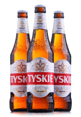 POZNAN, POL - OCT 8, 2020: Polonya 'da en çok satan bira şişeleri, Asahi Bira Fabrikalarının bir yan kuruluşu olan Kompania Piwowarska tarafından üretiliyor