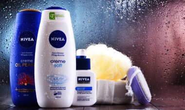 POZNAN, POL - 23, 2020 Nivea ürünleri, cilt ve vücut bakım ürünlerinde uzmanlaşmış bir Alman kişisel bakım markası. Sahibi Hamburg merkezli Beiersdorf Global AG..