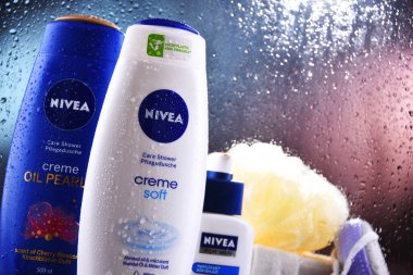 POZNAN, POL - 23, 2020 Nivea ürünleri, cilt ve vücut bakım ürünlerinde uzmanlaşmış bir Alman kişisel bakım markası. Sahibi Hamburg merkezli Beiersdorf Global AG..