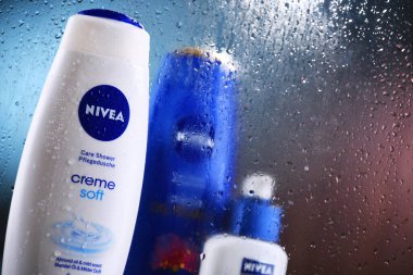 POZNAN, POL - 23, 2020 Nivea ürünleri, cilt ve vücut bakım ürünlerinde uzmanlaşmış bir Alman kişisel bakım markası. Sahibi Hamburg merkezli Beiersdorf Global AG..