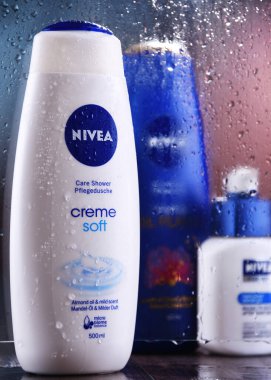 POZNAN, POL - 23, 2020 Nivea ürünleri, cilt ve vücut bakım ürünlerinde uzmanlaşmış bir Alman kişisel bakım markası. Sahibi Hamburg merkezli Beiersdorf Global AG..