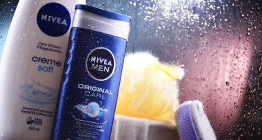 POZNAN, POL - 23, 2020 Nivea ürünleri, cilt ve vücut bakım ürünlerinde uzmanlaşmış bir Alman kişisel bakım markası. Sahibi Hamburg merkezli Beiersdorf Global AG..