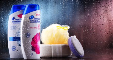 POZNAN, POL - OCT 23, 2020: Head & Shoulders ürünleri, 1961 yılında tanıtılan Procter & Gamble tarafından üretilen kepek ve kepekli olmayan şampuan markası.