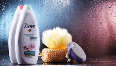 POZNAN, POL - OCT 23, 2020: Unilever 'a ait ve 80' den fazla ülkede satılan kişisel bakım markası olan güvercin ürünü konteynırı