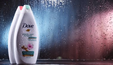 POZNAN, POL - OCT 23, 2020: Unilever 'a ait ve 80' den fazla ülkede satılan kişisel bakım markası olan güvercin ürünü konteynırı