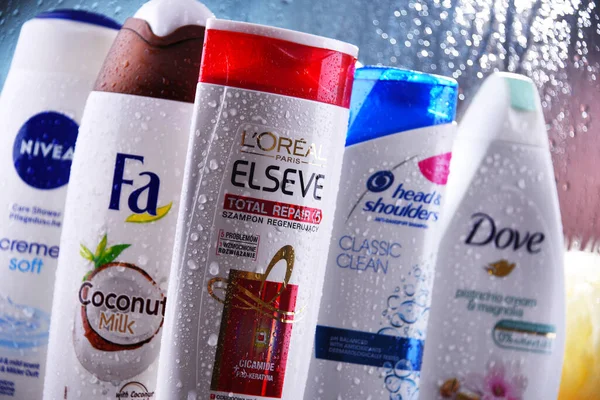 POZNAN, POL - OCT 23, 2020: En popüler küresel markalar olan LOreal, Nivea, Dove and Head & Shoulders dahil olmak üzere vücut bakım ürünlerinin plastik kapları