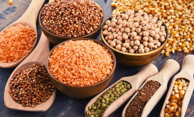 Çeşitli vejetaryen besin maddeleri içeren kompozisyon.