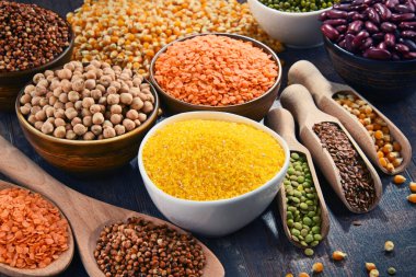 Çeşitli vejetaryen besin maddeleri içeren kompozisyon.