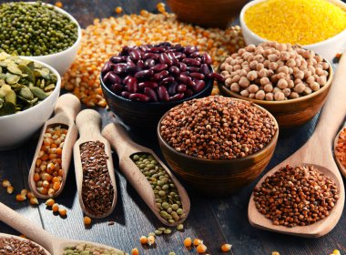 Çeşitli vejetaryen besin maddeleri içeren kompozisyon.