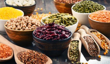 Çeşitli vejetaryen besin maddeleri içeren kompozisyon.