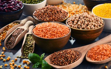 Çeşitli vejetaryen besin maddeleri içeren kompozisyon.