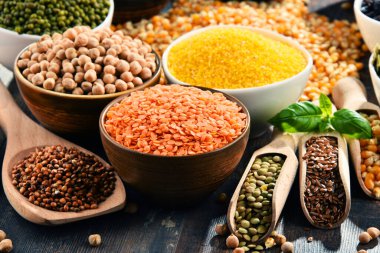 Çeşitli vejetaryen besin maddeleri içeren kompozisyon.