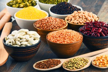 Çeşitli vejetaryen besin maddeleri içeren kompozisyon.