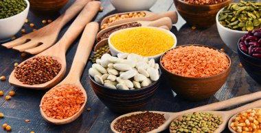 Çeşitli vejetaryen besin maddeleri içeren kompozisyon.