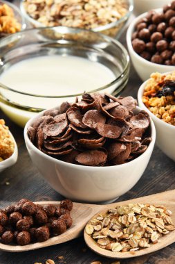 Farklı kahvaltılık gevrek ürünleri içeren kompozisyon.