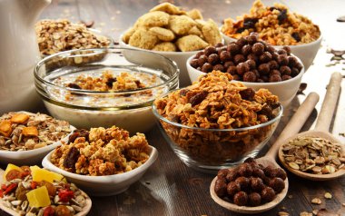 Farklı kahvaltılık gevrek ürünleri içeren kompozisyon.