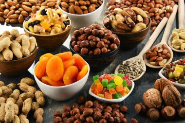 Kurutulmuş meyve ve fındıklı kompozisyon. Lezzetler